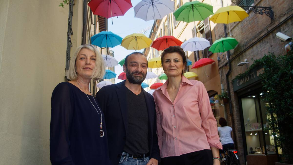 Ombrelli artistici a Ravenna. E via Mentana diventa la strada dei selfie