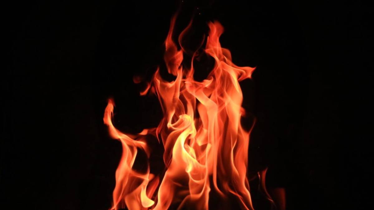 Incendio divora metà tetto, casa evacuata a Ravenna