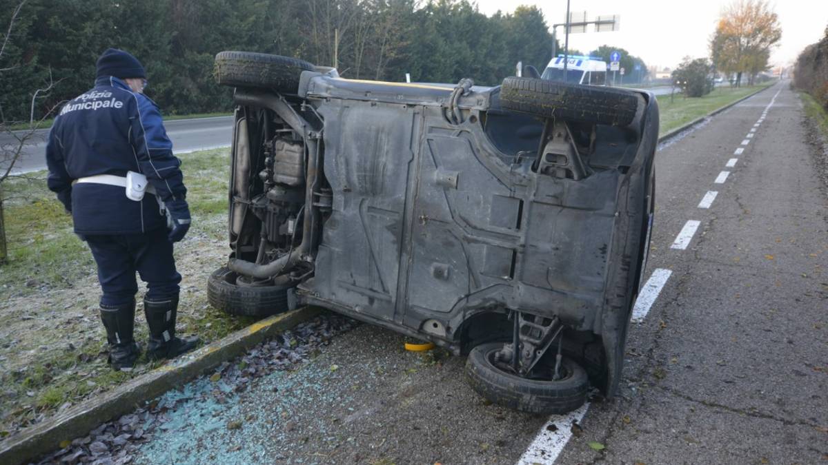 Ravenna, incidente per la strada ghiacciata: si ribalta con l'auto nella pista ciclabile