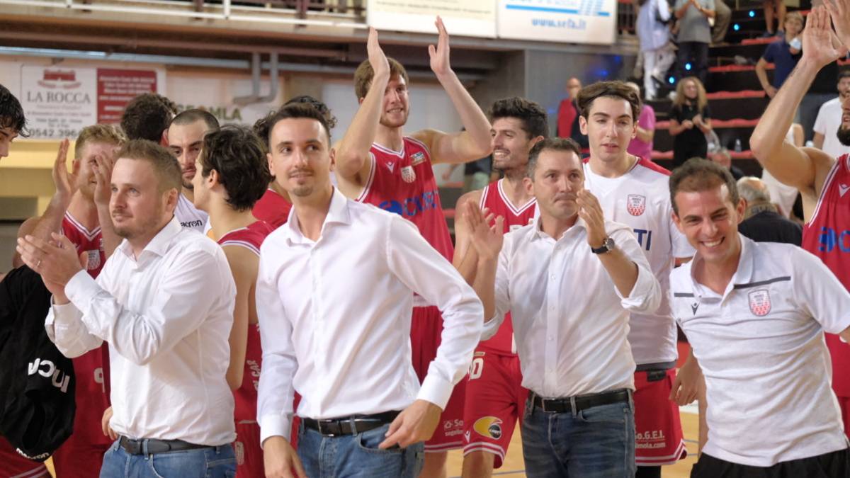Basket B, l'Andrea Costa è partita alla grande e la società viene incontro ai tifosi sui prezzi