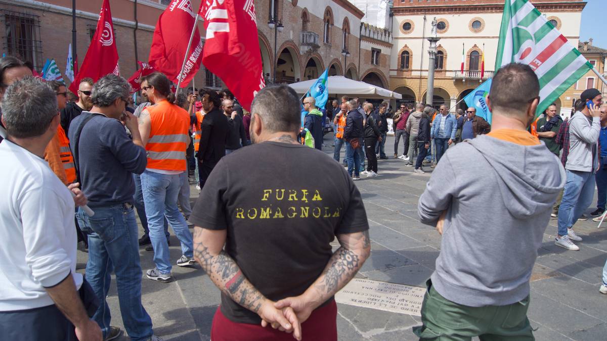 Ravenna, presidio dei lavoratori del porto davanti alla Prefettura