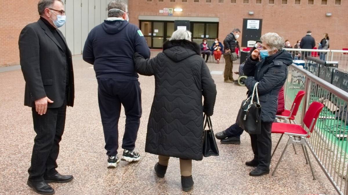 Coronavirus Ravenna, file per i vaccini. In arrivo più medici