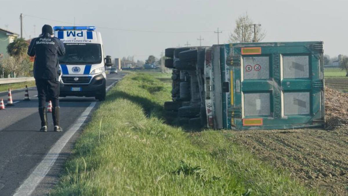 Camionista di Cesena esce di strada a San Zaccaria