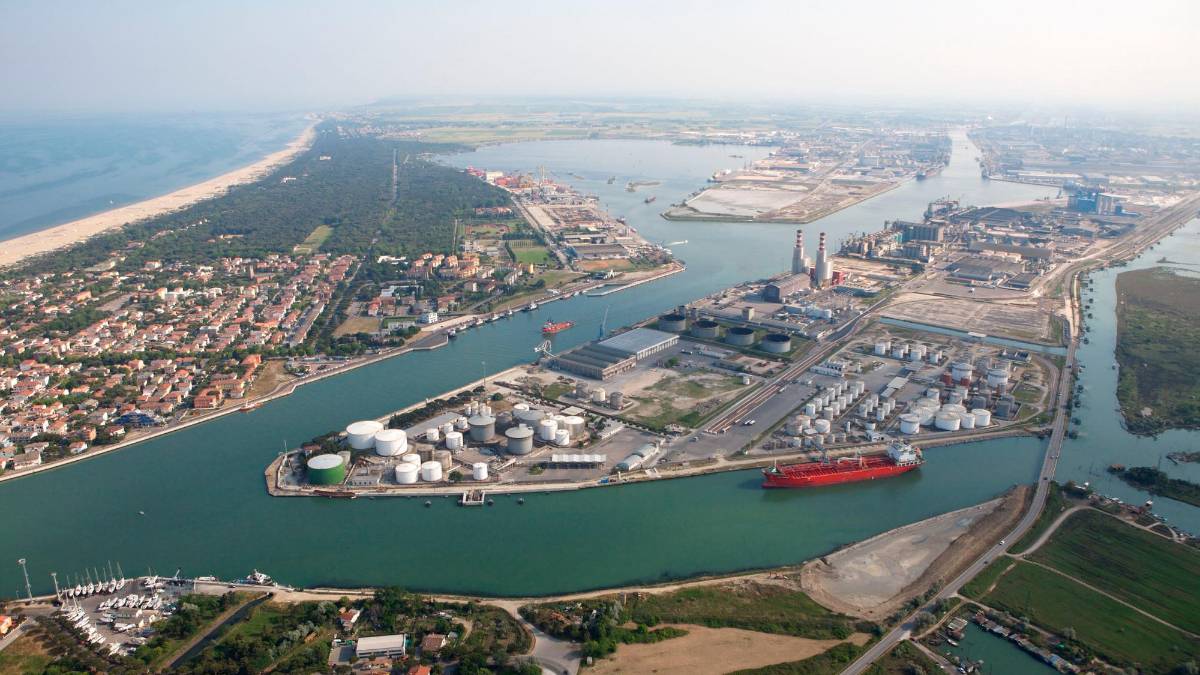 Ravenna, sequestrati al porto medicinali destinati alle zone di guerra
