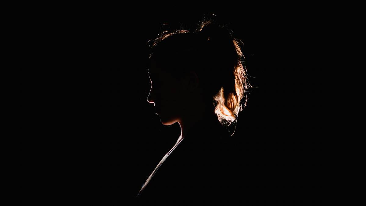 Ravenna, donna a processo per maltrattamenti verso il marito davanti al figlio