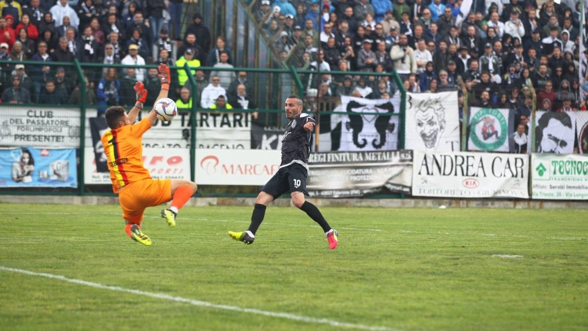 Calcio Serie D Girone F, curva del Cesena in festa a Giulianova
