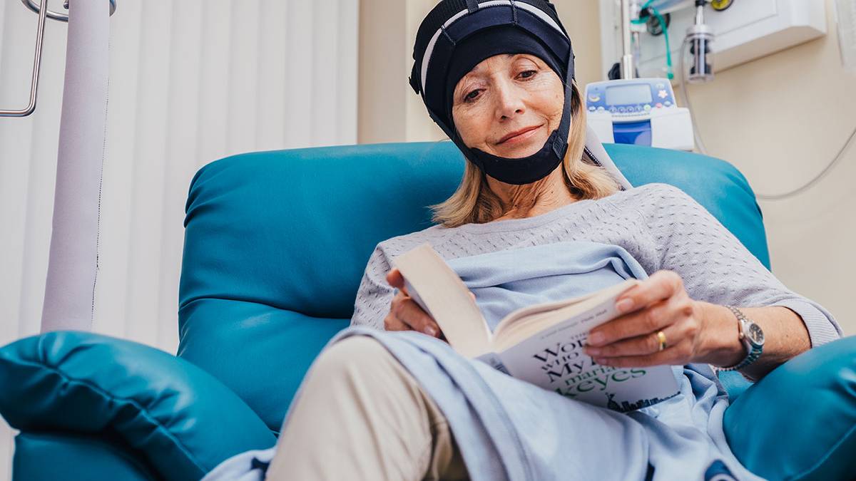 A testa alta donati tre caschi salva-capelli per le donne in chemioterapia