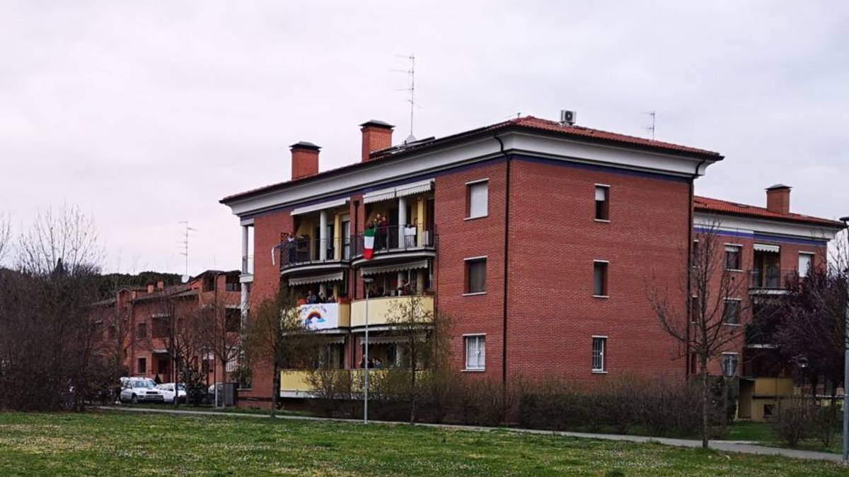 Flash mob, l'inno nazionale e Bella ciao dai balconi di Imola