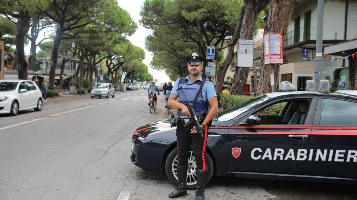 Cesenatico. Lei la distrae, lui tenta di rubare il portafogli dall'auto: denunciati