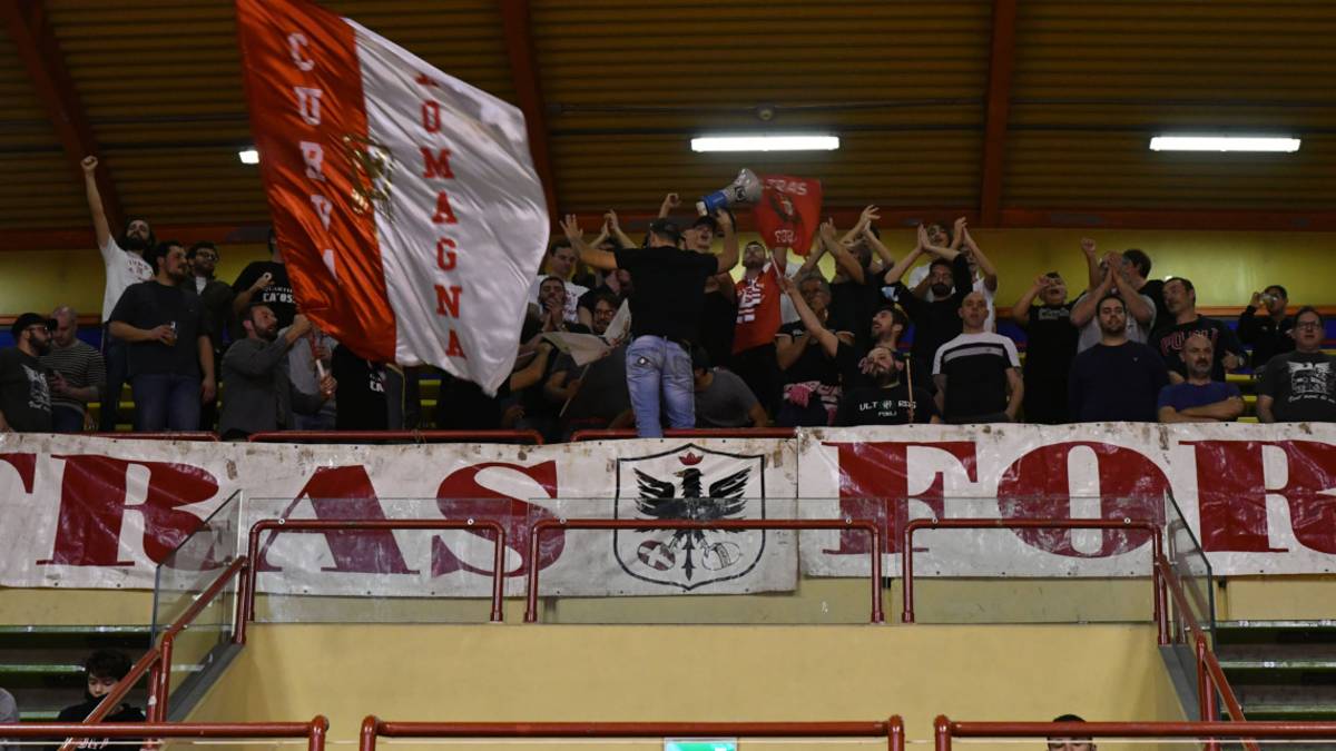 Basket A2, si rifiutano di indossare la mascherina e aggrediscono gli steward: daspo di un anno a 4 tifosi di Forlì