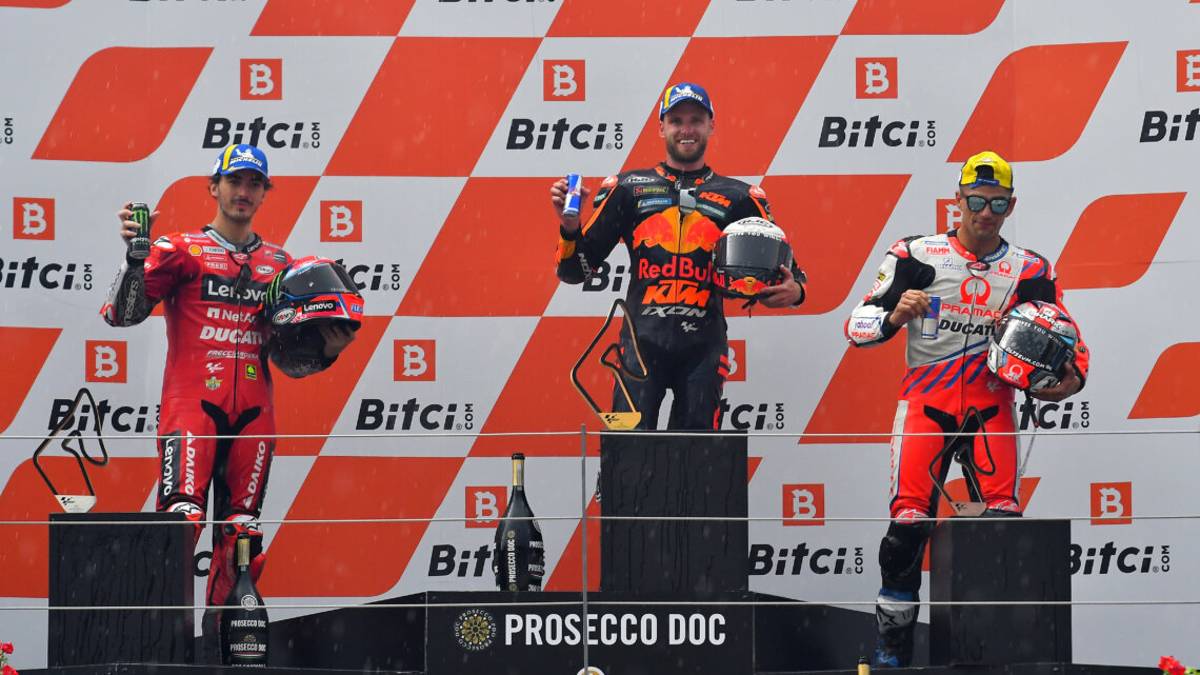 MotoGp: la pioggia premia il coraggio di Binder, Bastianini out