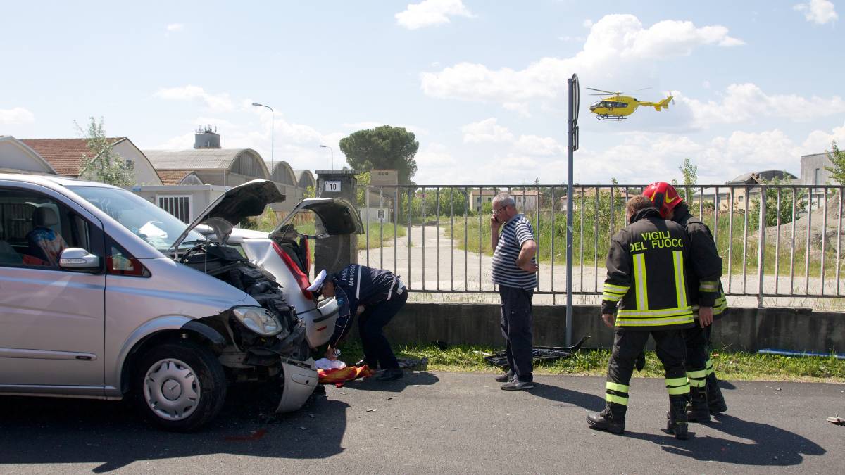 Cotignola, scontro tra un'auto e un pulmino, ferita una ragazza