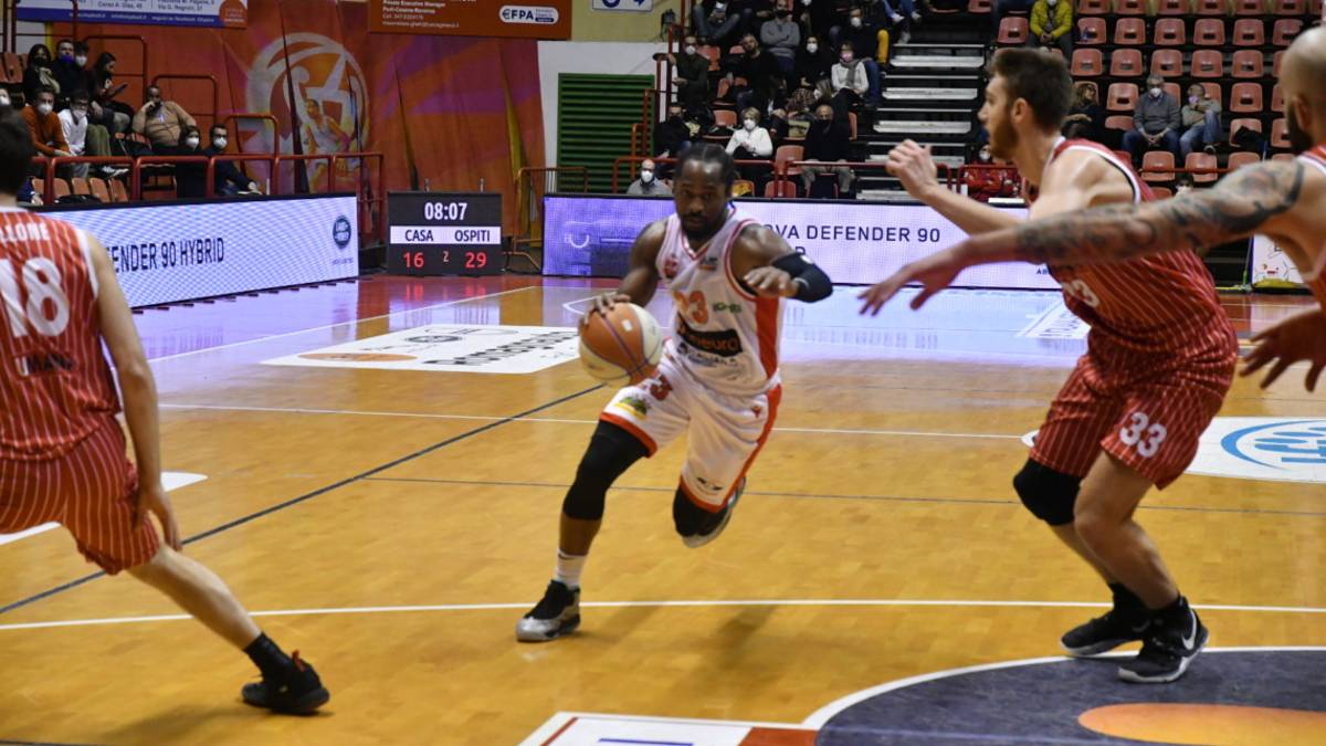 Basket A2, una tripla di Lucas firma il ribaltone incredibile dell'Unieuro (76-75)