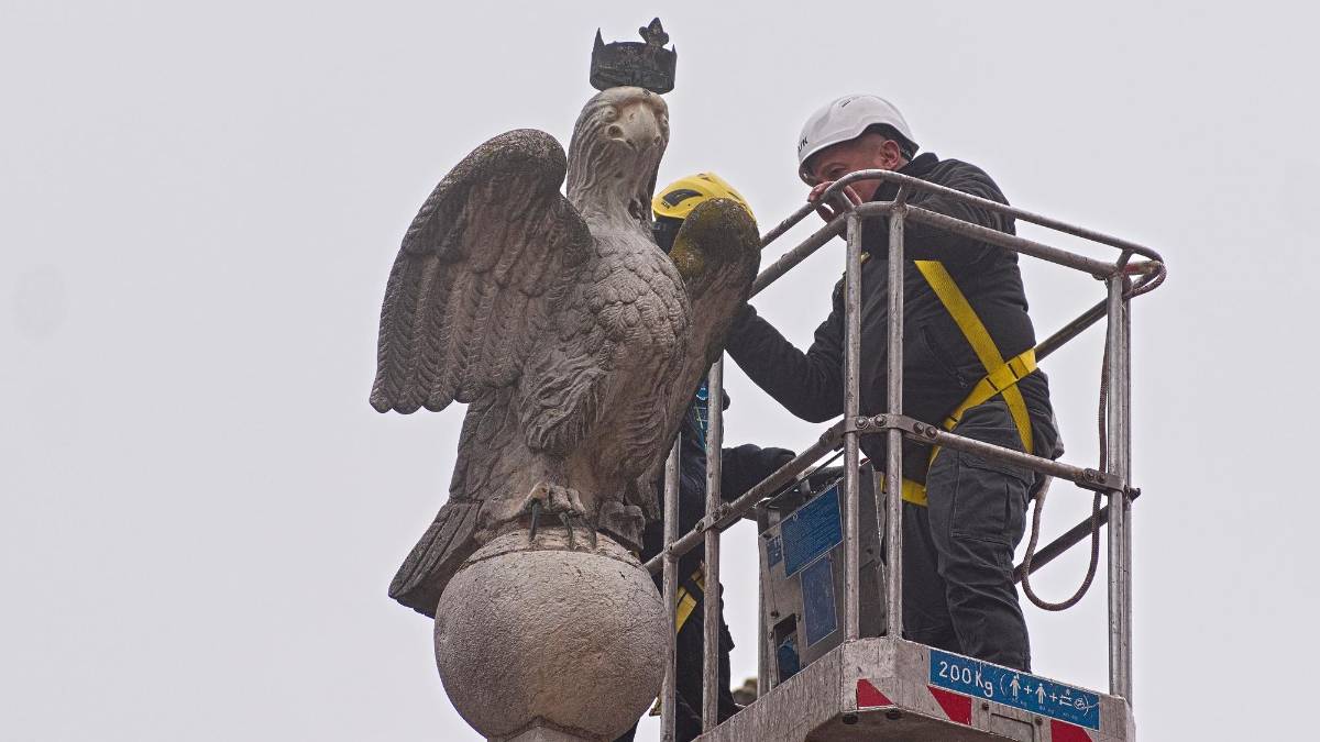Le operazioni di messa in sicurezza delle colonne in piazza XX Settembre e in piazza del Popolo