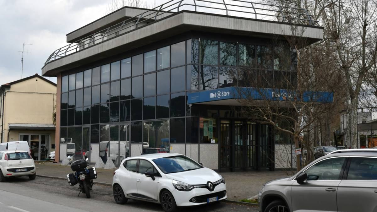 Forlì, vetrata spaccata con le mazze al Med Store: rubati pc e cellulari