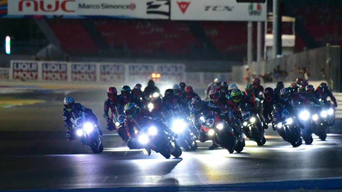 Motociclismo, Roccoli splendido 2° in Supersport nella notturna del Civ a Misano VIDEO