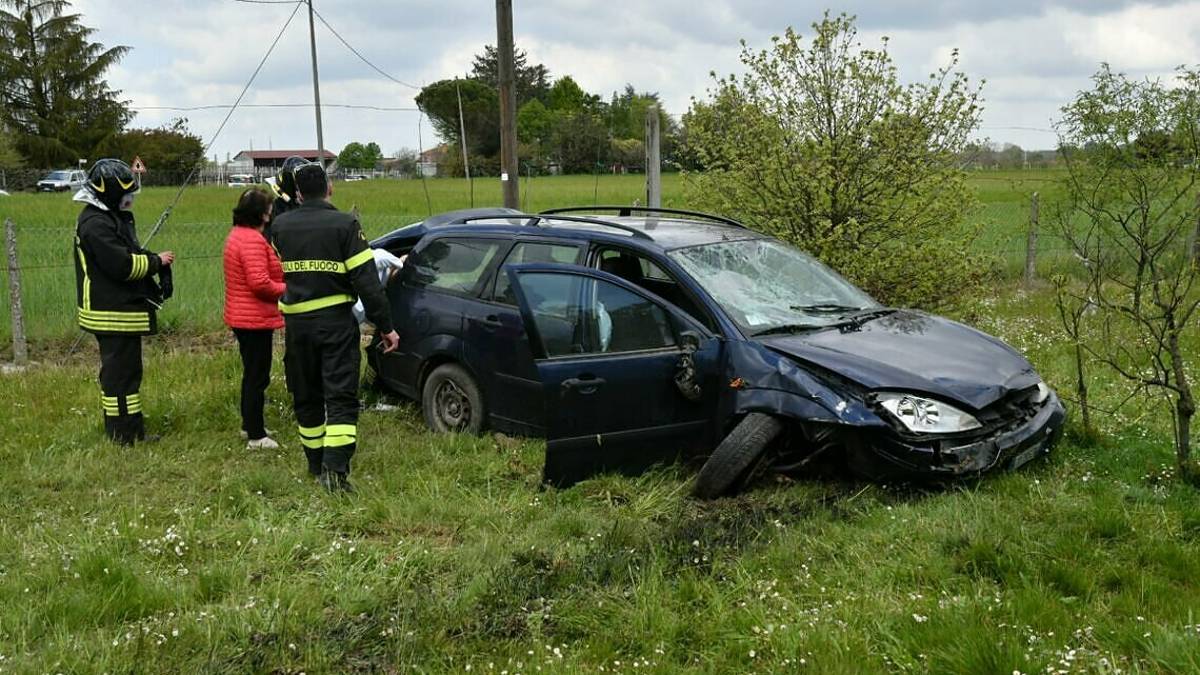 Forlì, perde il controllo dell'auto e finisce dei campi - Gallery