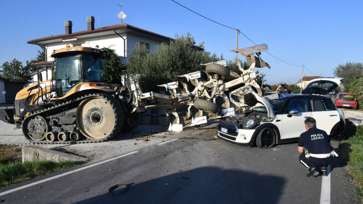 Santa Maria Nuova, passeggero di un'auto ferito da lama di un trattore - Gallery