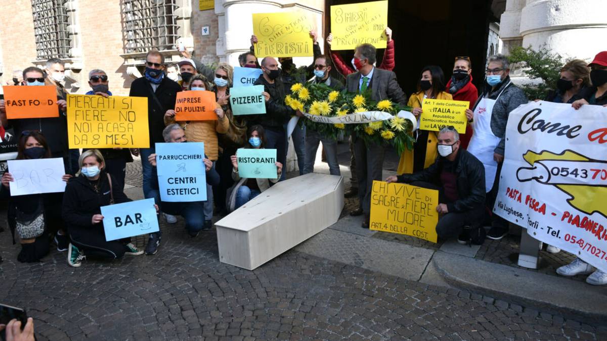 Forlì, il funerale della ristorazione davanti alla Prefettura