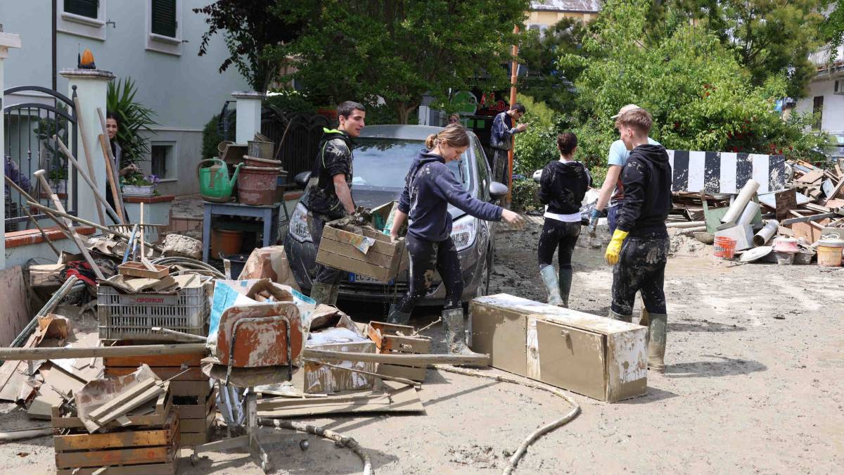 Cesena, una marea di giovani a spalare fango per le strade - Gallery
