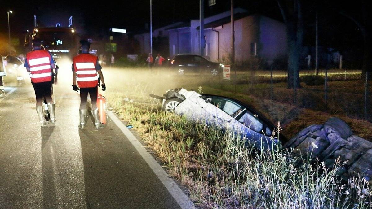Terribile impatto nella notte a Pisignano. I residenti infuriati: Serve una rotonda o qui ci scappa il morto