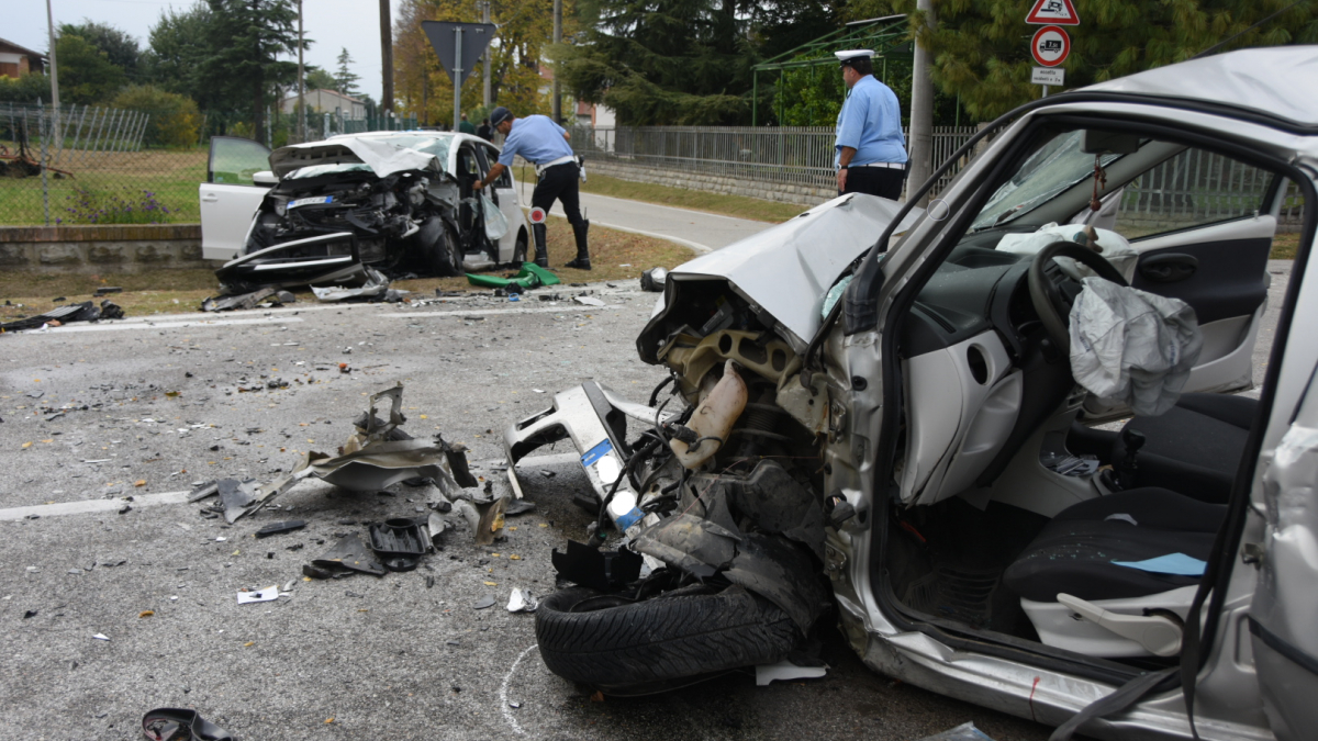 Pauroso frontale alle porte di Forlì, feriti un 19enne e una 52enne