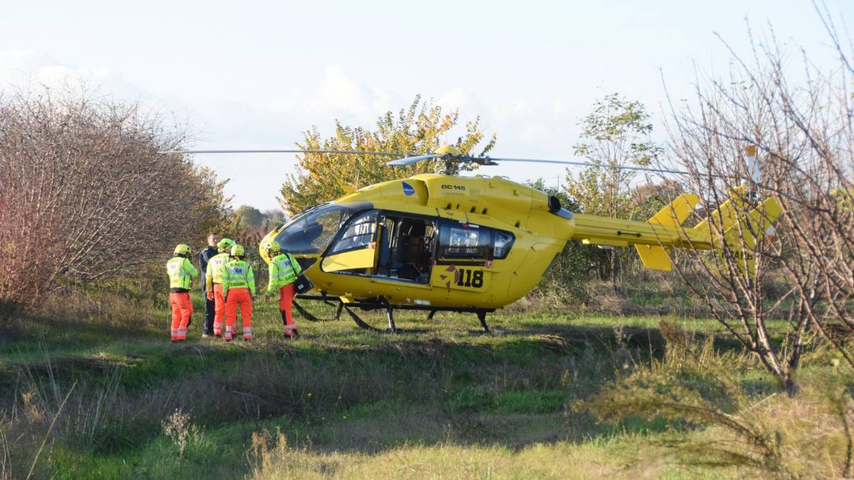 Incidente mortale sul lavoro a Imola, travolto in retromarcia da un camion muore 43enne
