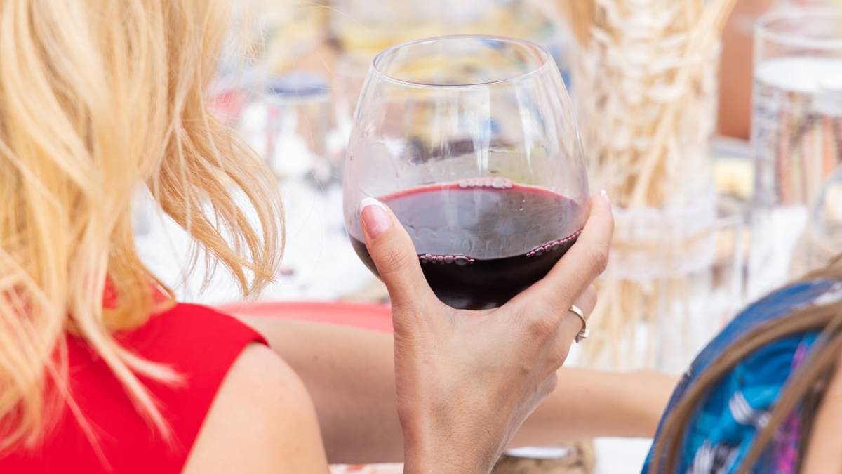 Rimini, ubriaca fradicia, getta cibo sugli altri clienti del ristorante e si arrampica sui tavoli: arrestata
