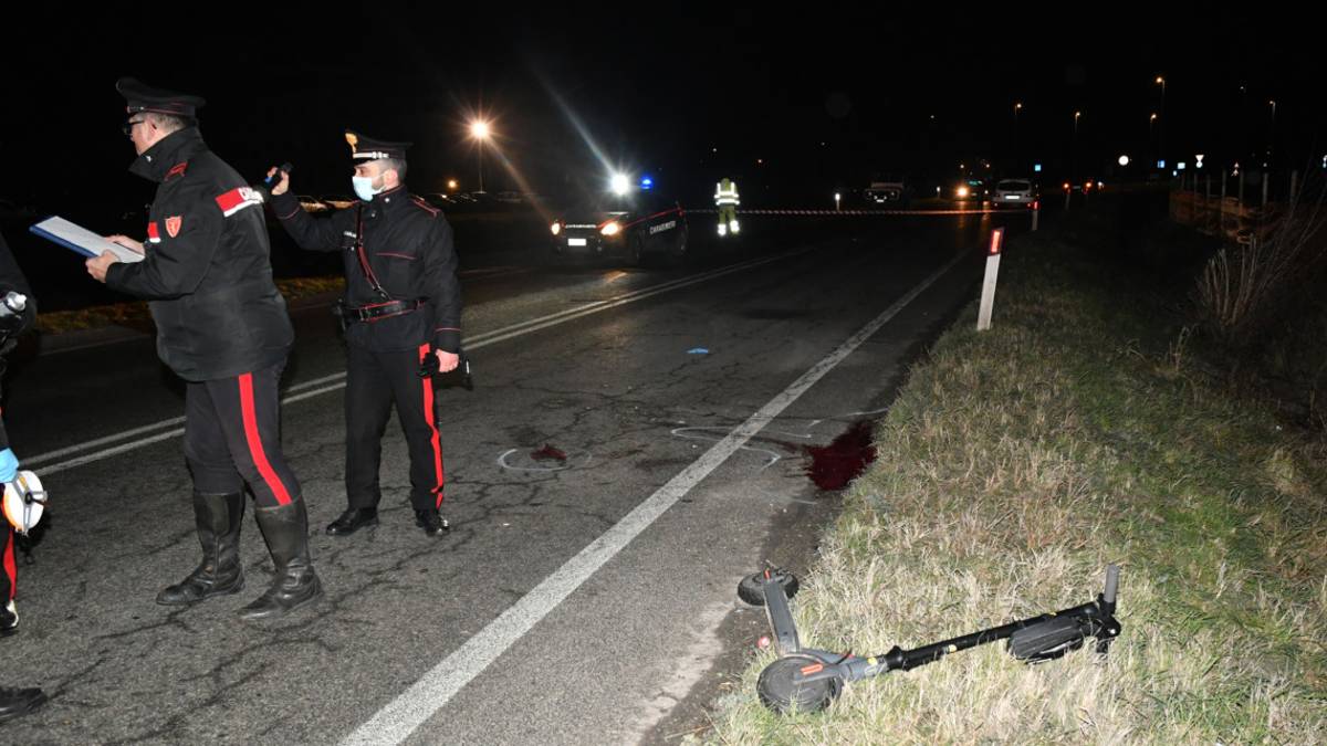 Meldola, toccato da un'auto: cade dal monopattino e muore