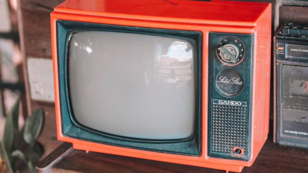 Cesena, butta un televisore all'isola ecologica e ne ruba un altro più grande: denunciato