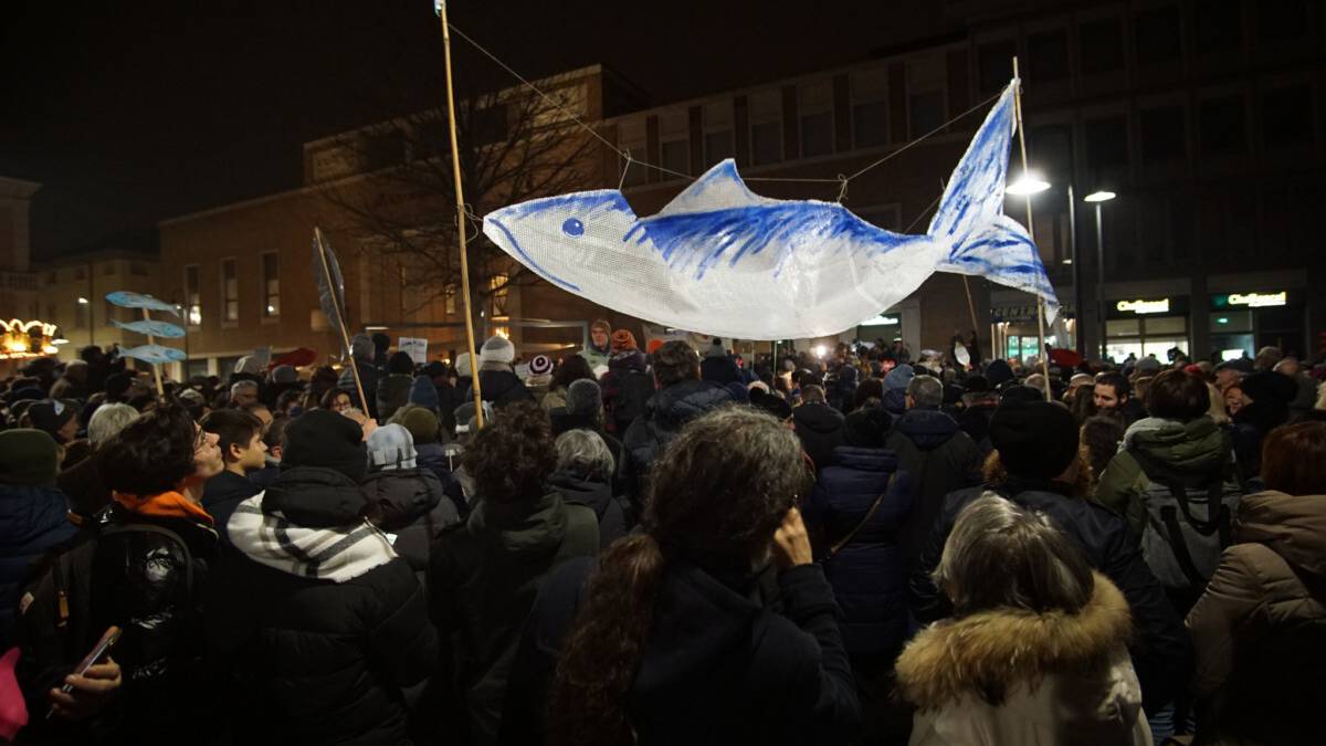 A Ravenna le Sardine riempiono piazza Kennedy