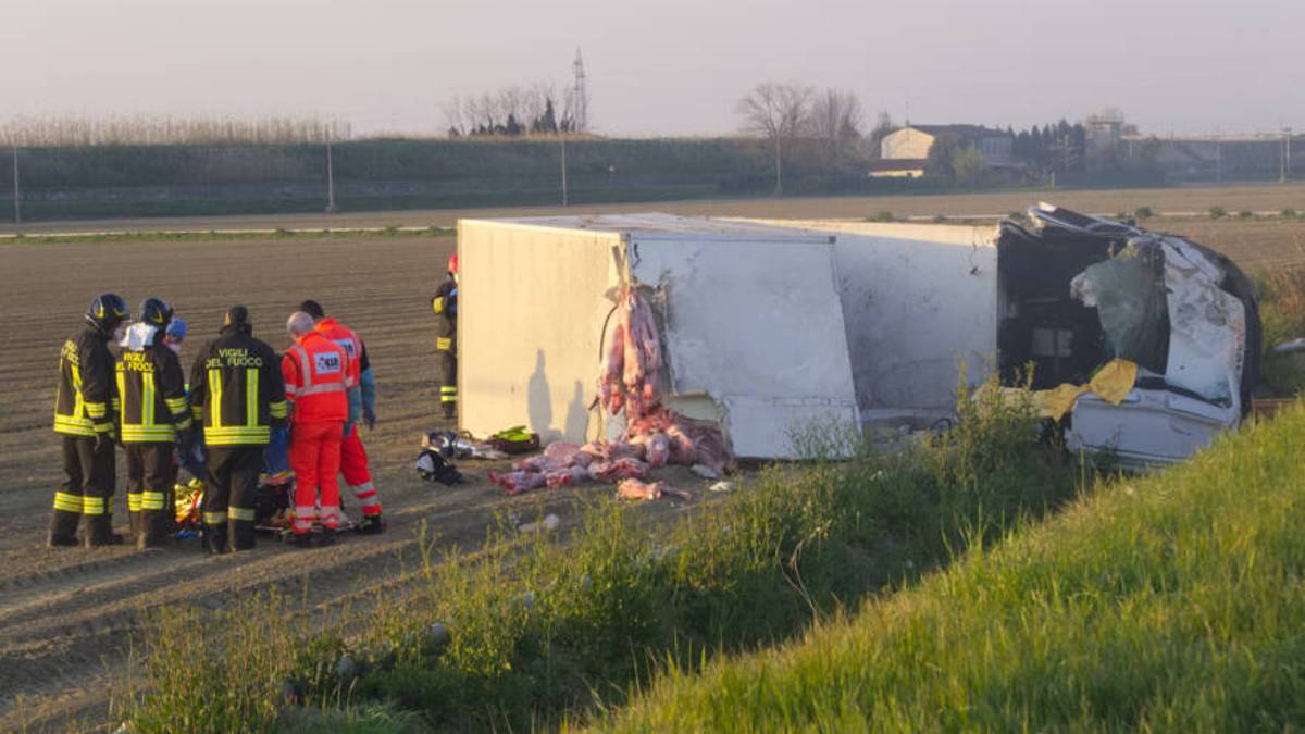 Camion si ribalta su un fianco, grave il conducente