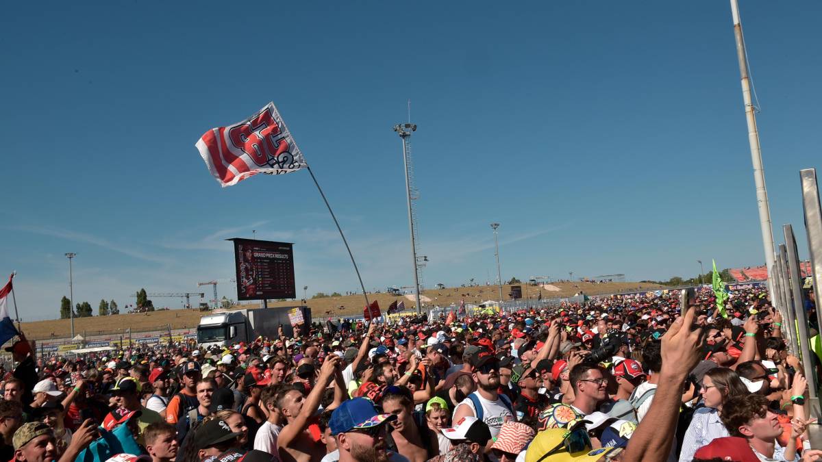 MotoGp, il dopo-Valentino Rossi è finalmente iniziato: l’omaggio di Misano a Marquez dopo anni di fischi