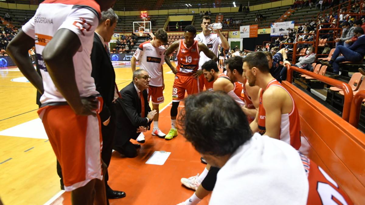 Basket A2, due positività nell'Unieuro: a rischio il derby di Ravenna