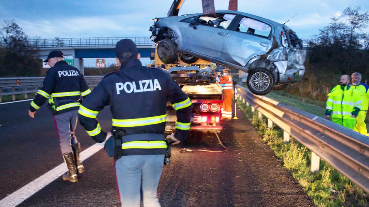 Ravenna, auto sbanda in A 14 all'alba. Ferite cinque ragazze