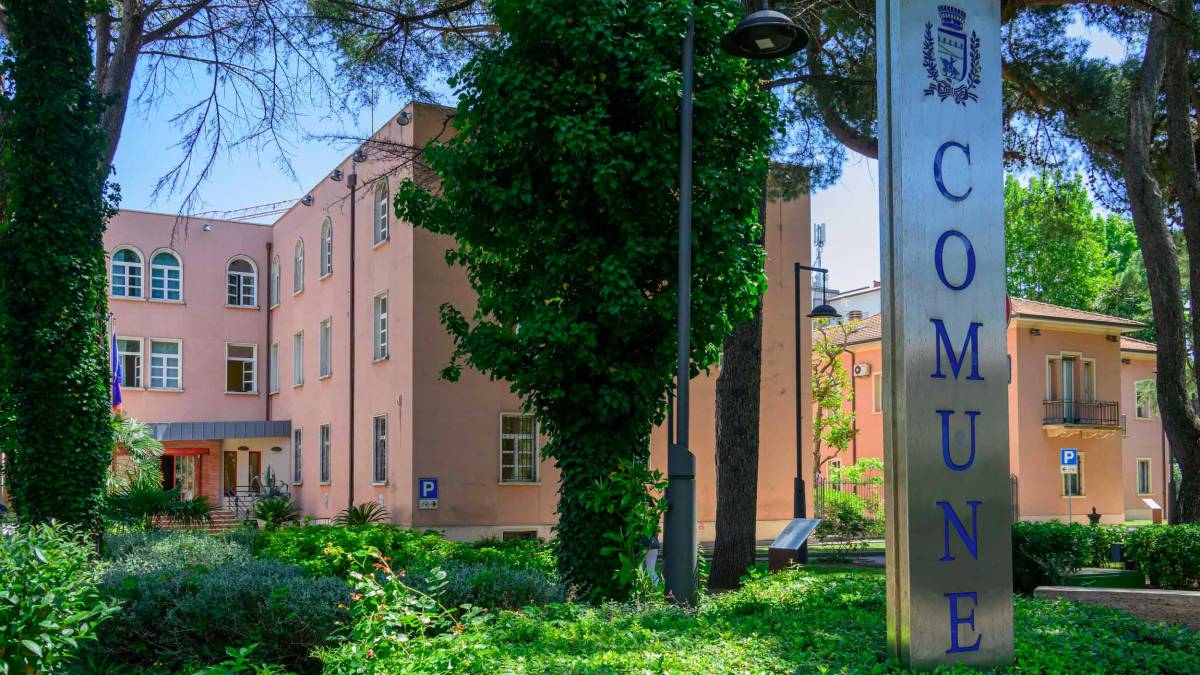 Riccione, stretta sui terreni privati incolti: scatta l’ordinanza per pulire erba e siepi