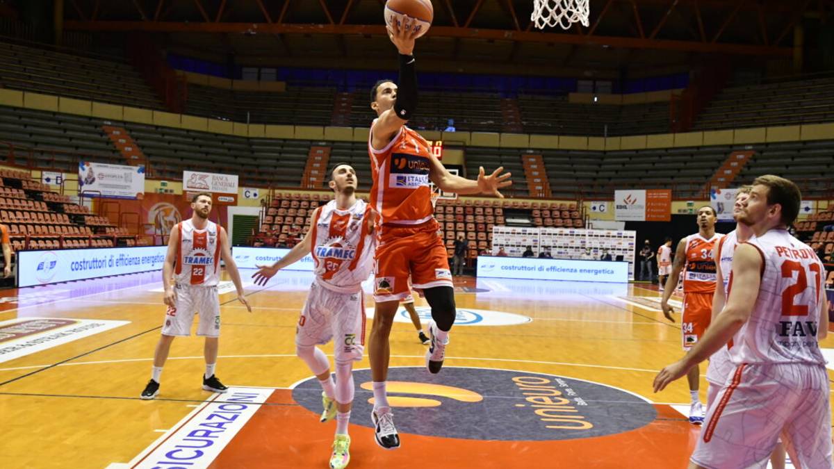 Basket A2, l'Unieuro regola Cento 80-67 - Gallery