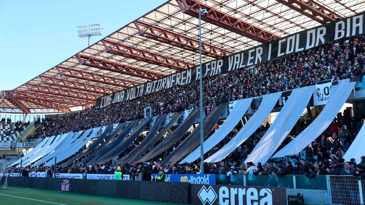 Una suggestiva immagine della Curva Mare gremita foto zanotti