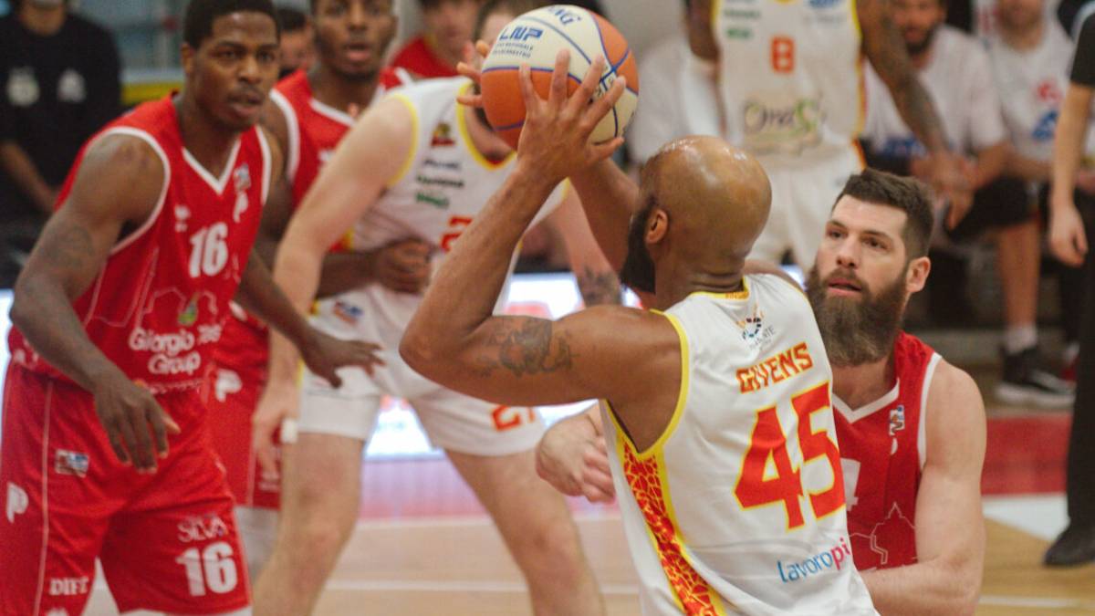 Basket A2, una domenica a Cento per l'OraSì