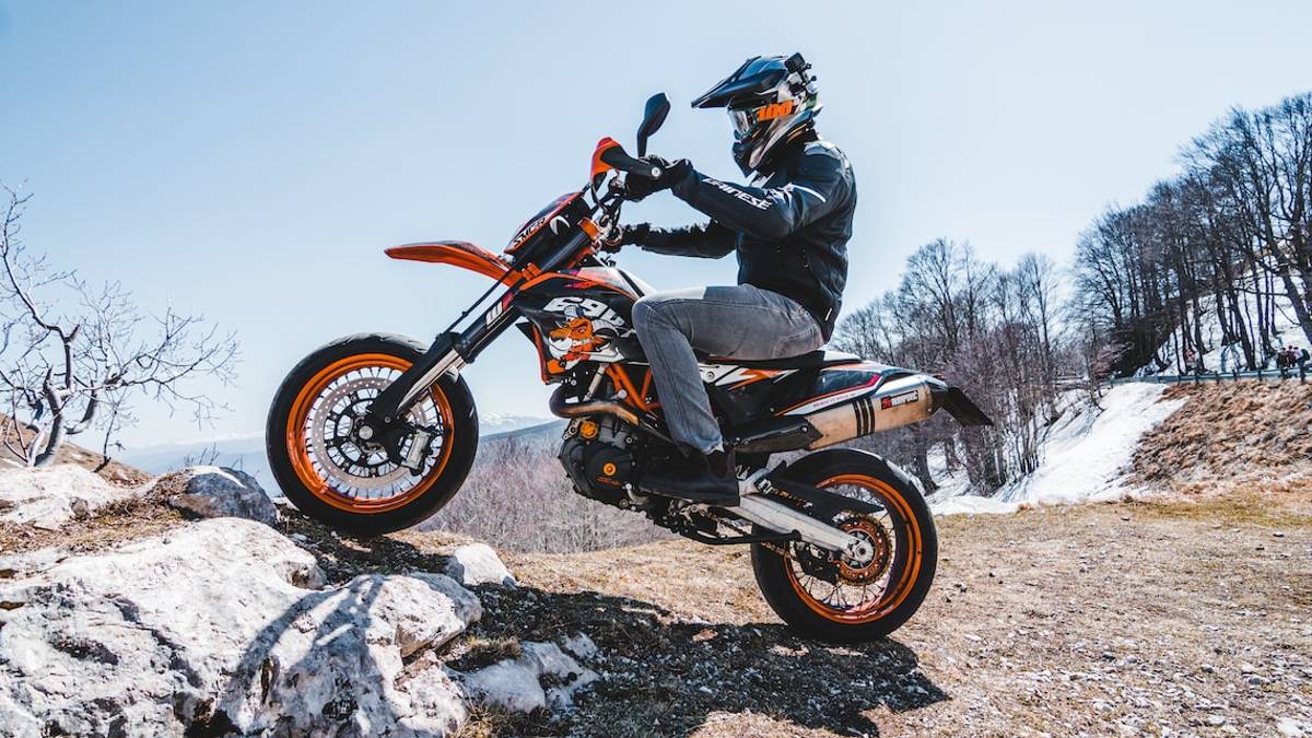 Si fa una foto su una moto rubata e la pubblica nei social: 18enne di Castel San Pietro nei guai