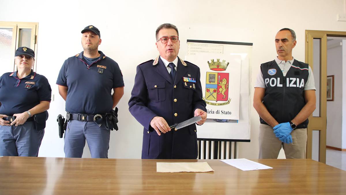 Imola, colpo di mannaia alla gola del vicino: arrestato