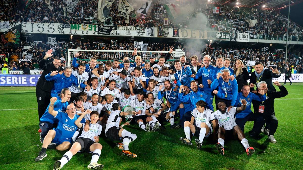 Cesena, cori da stadio in sala stampa del presidente Aiello per Toscano: “La città meritava tutto questo” VIDEO