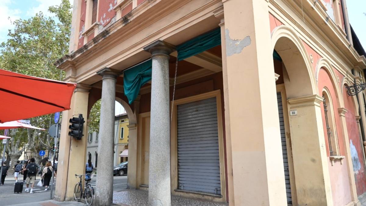 Colpo grosso nell'armeria di Imola: i banditi scappano con 50 pistole