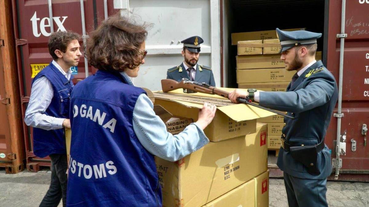 Ravenna, la Finanza sequestra armi softair destinate a San Marino