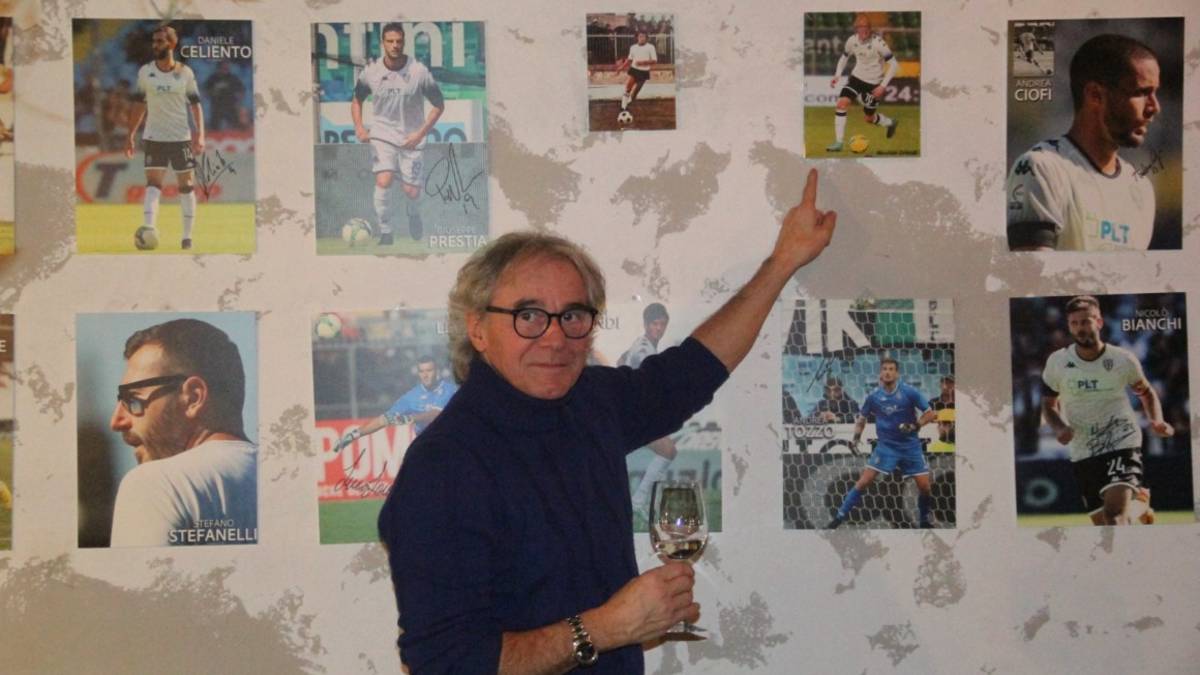 Cesena: Micio Orlandi gioca ancora nell'over 35: la festa a sorpresa per i suoi 70 anni dei compagni di squadra - Gallery