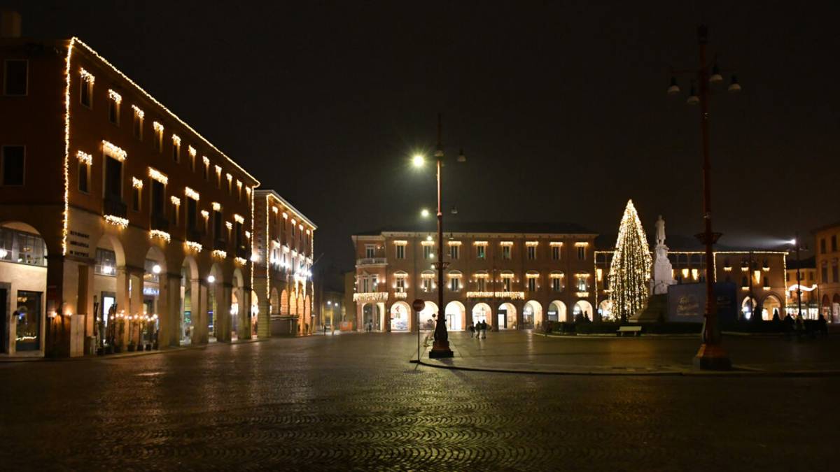 Forlì, le luminarie restano accese