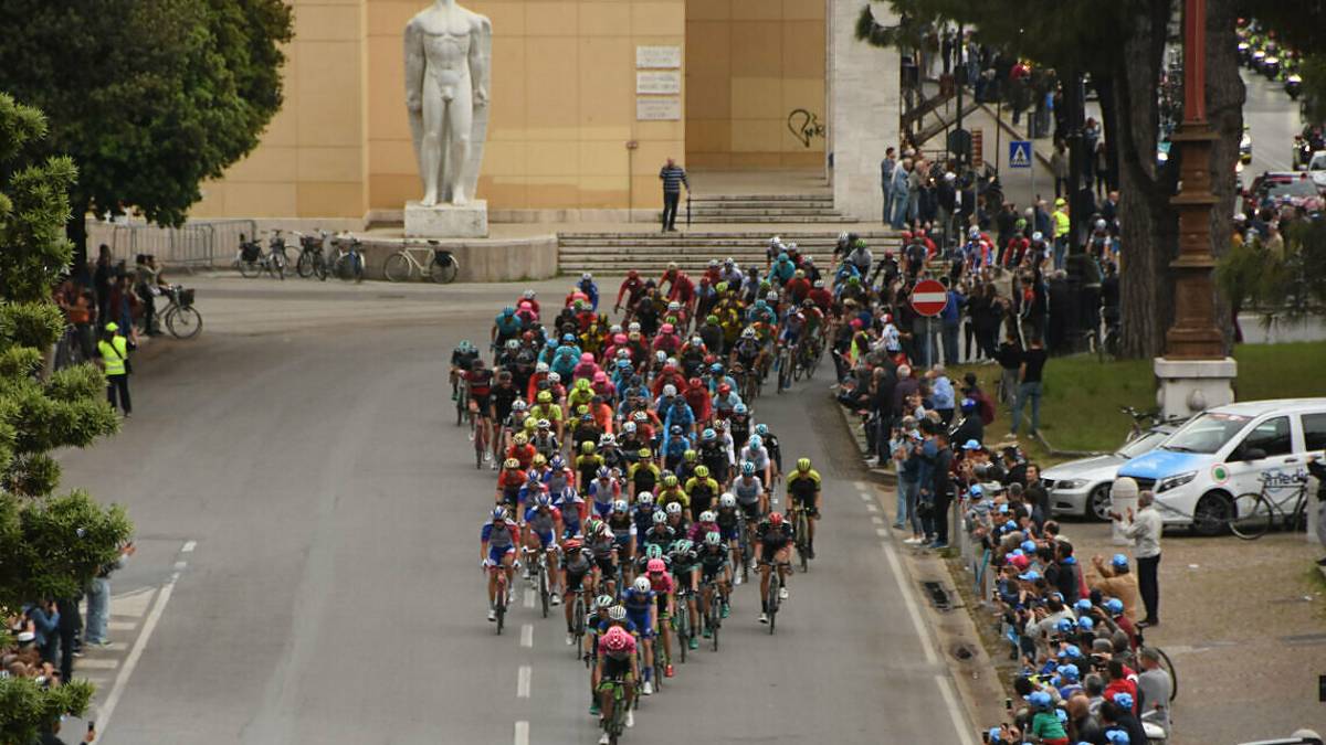 Forlì, il Giro d'Italia in piazza Saffi