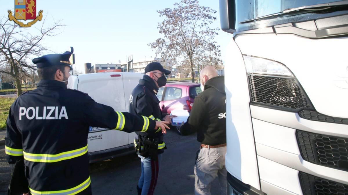 Polstrada di Forlì: multe a 42 automobilisti con lo Street Control