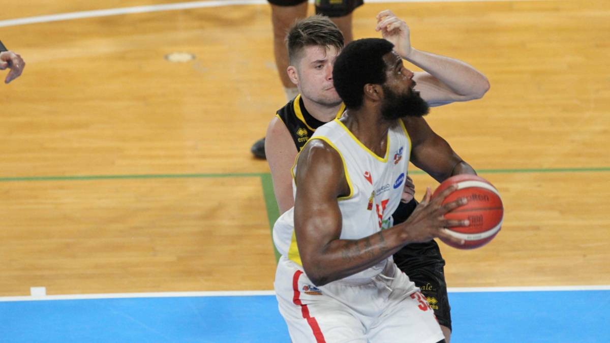 Basket A2, OraSì: Lewis torna a rischio taglio e si valuta Berzins