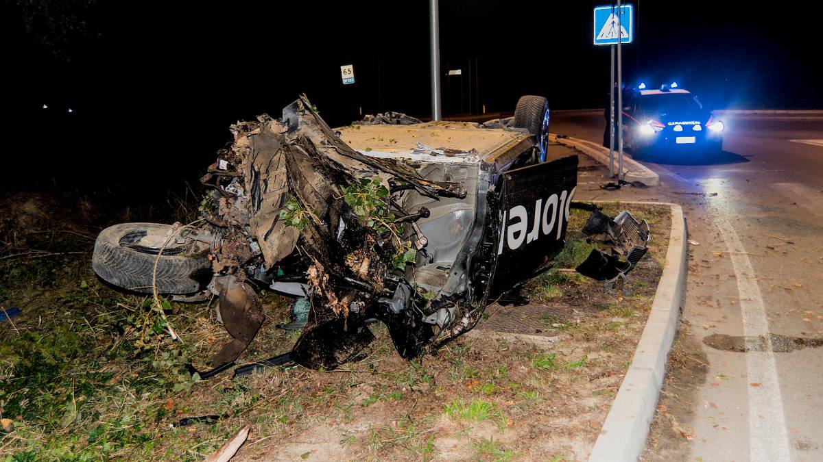 Ravenna, auto tira dritto alla rotonda e si ribalta a Godo: 28enne soccorso dall’elimedica